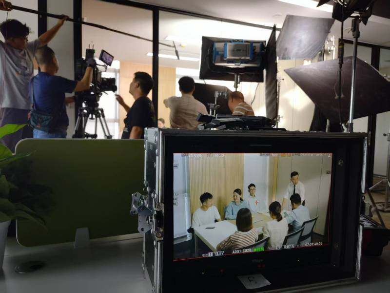 甘德县TVC拍摄公司：科技产品视觉化大师，诠释未来感与功能美学